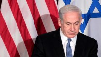 Benjamin Netanyahu in front of an American and Israeli flag