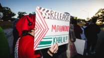 a sign reading "release Mahmoud Khalil"