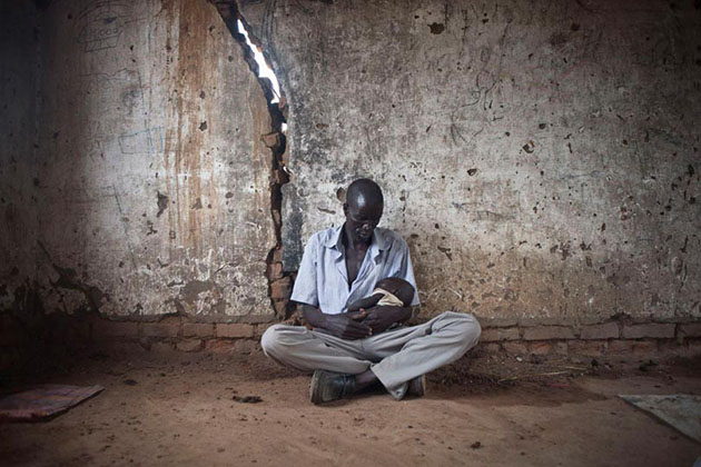 Sabrino Mayol and his son Blue, as well as the rest of the family, found shelter in a building next to the church of Mayan Abun in the state of Warrap. They ran away from the fights between the SAF (Sudanese Armed Forces) and the SPLA (Sudan People’s Liberation Army) in Abyei.